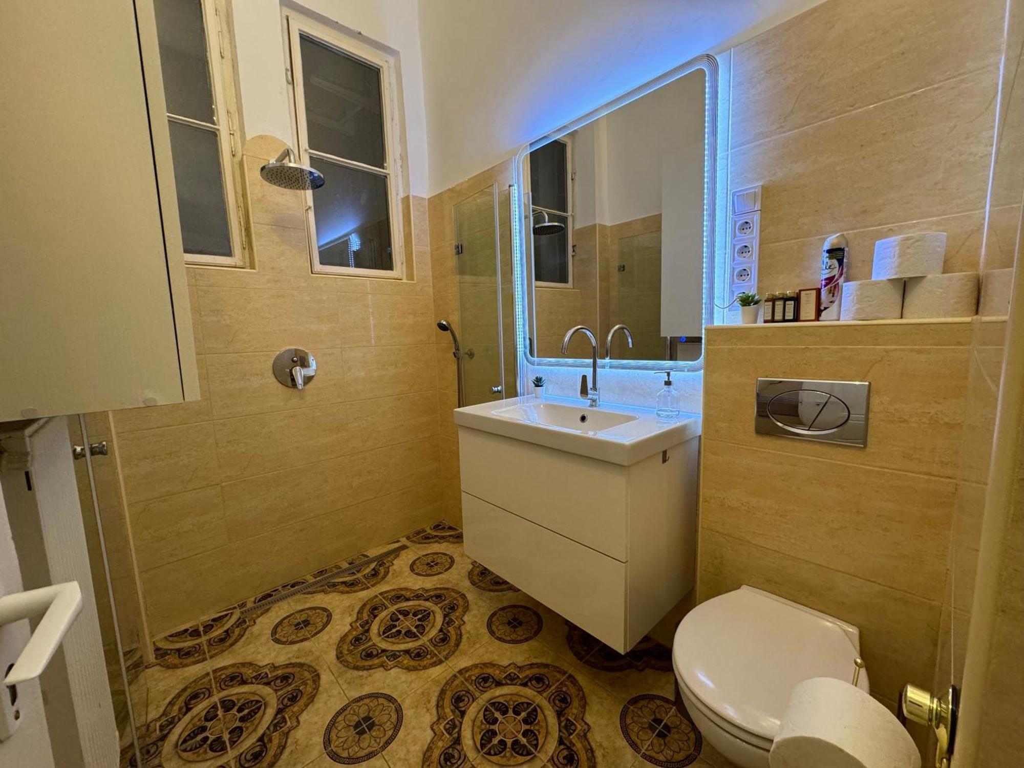 Exceptional In Center Apartment *